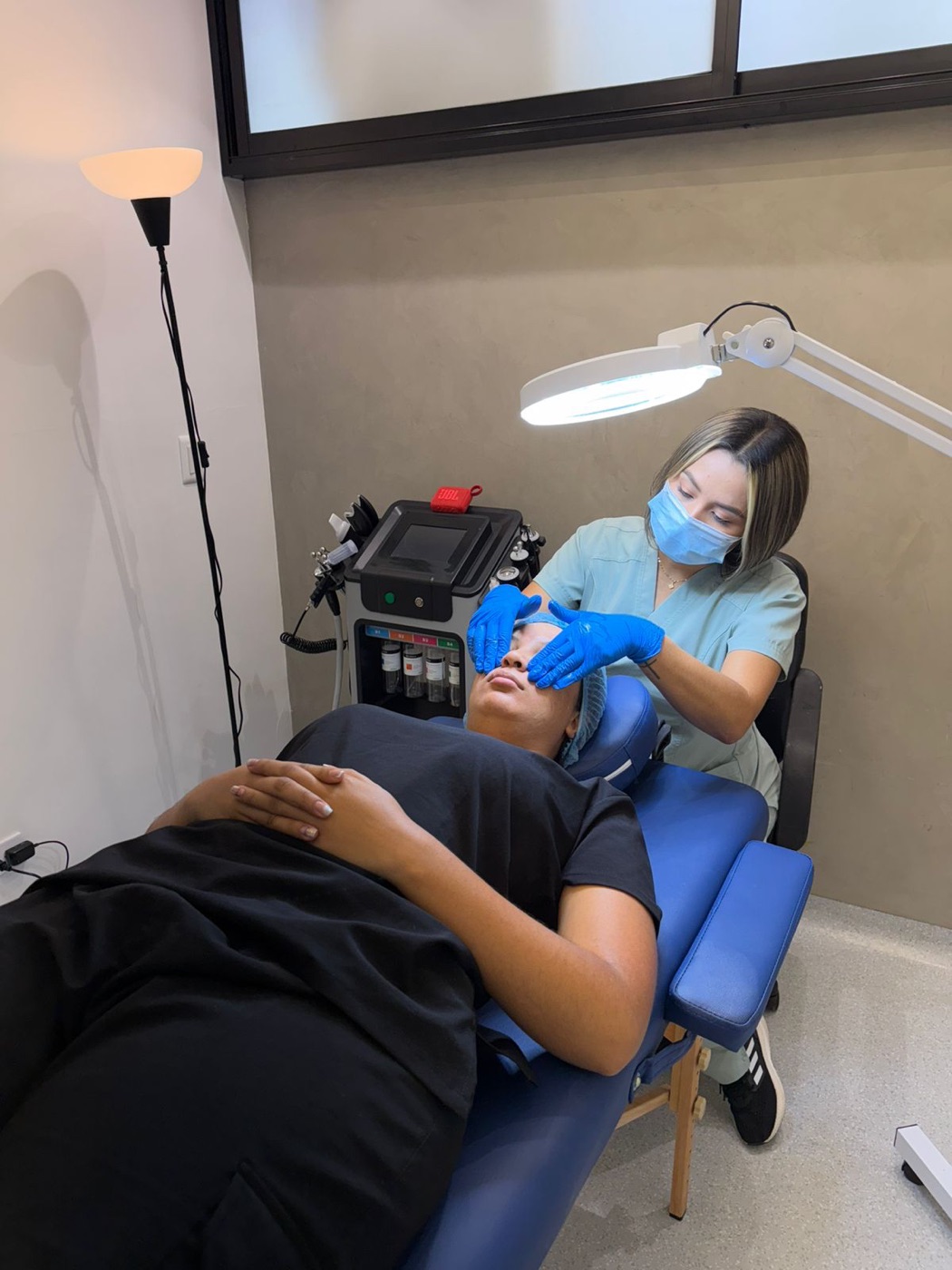 Yuliana Muñoz realizando una limpieza facial en Sylvora